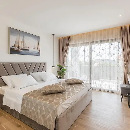 Luxury Diana With Heated Pool And Jacuzzi Villa Dograde