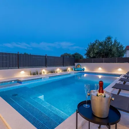 Luxury Diana With Heated Pool And Jacuzzi