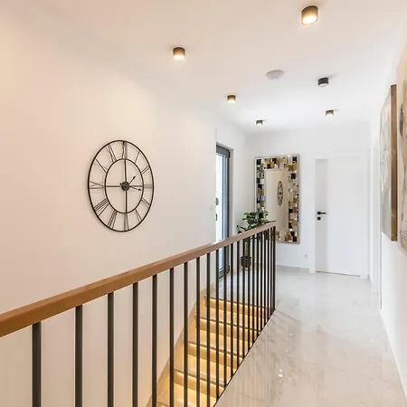Luxury Diana With Heated Pool And Jacuzzi Villa