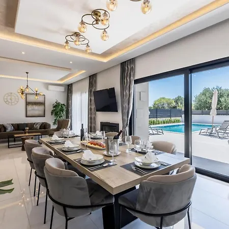 Luxury Diana With Heated Pool And Jacuzzi Villa *