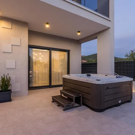 Luxury Diana With Heated Pool And Jacuzzi Villa
