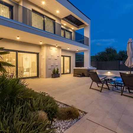 Luxury Diana With Heated Pool And Jacuzzi Villa Dograde