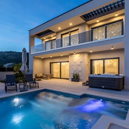 Villa Luxury Diana With Heated Pool And Jacuzzi Dograde