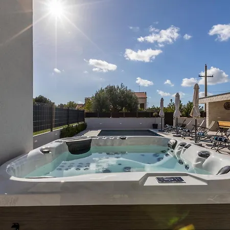 Luxury Diana With Heated Pool And Jacuzzi Dograde