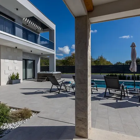 Luxury Diana With Heated Pool And Jacuzzi