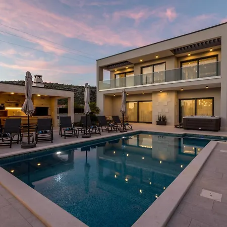 Villa Luxury Diana With Heated Pool And Jacuzzi