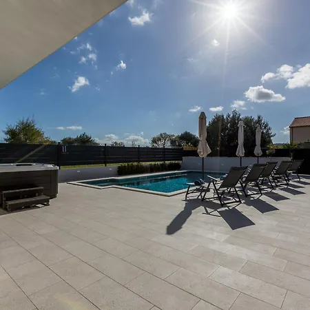Luxury Diana With Heated Pool And Jacuzzi Villa *