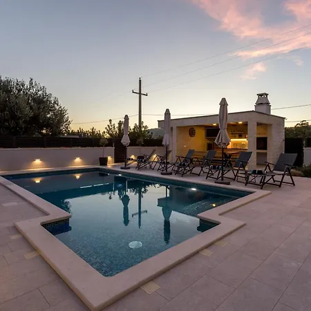 Villa Luxury Diana With Heated Pool And Jacuzzi