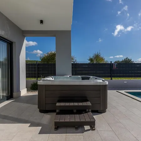 Luxury Diana With Heated Pool And Jacuzzi Villa *