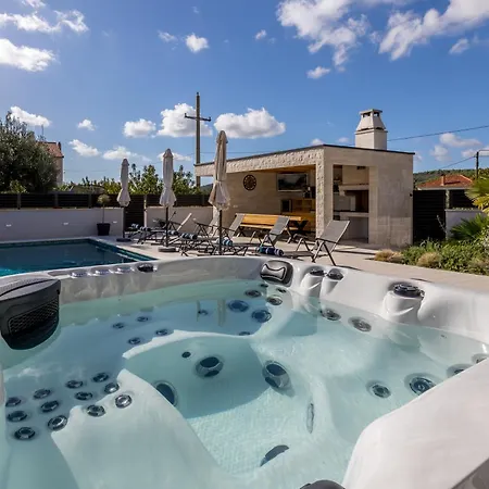 Luxury Diana With Heated Pool And Jacuzzi Villa