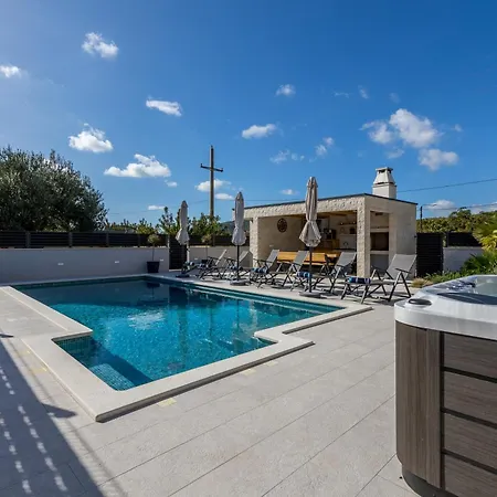 Luxury Diana With Heated Pool And Jacuzzi