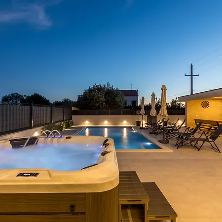 Villa Luxury Diana With Heated Pool And Jacuzzi *