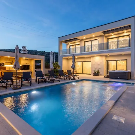 Luxury Diana With Heated Pool And Jacuzzi *