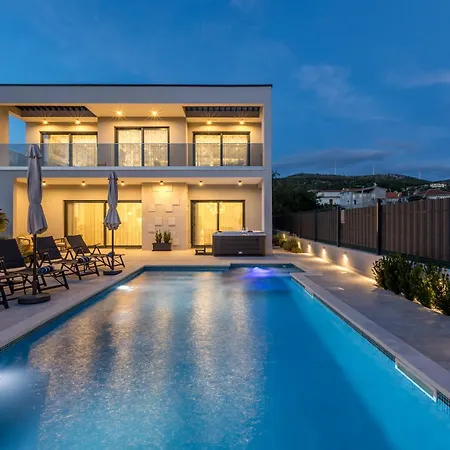 Luxury Diana With Heated Pool And Jacuzzi