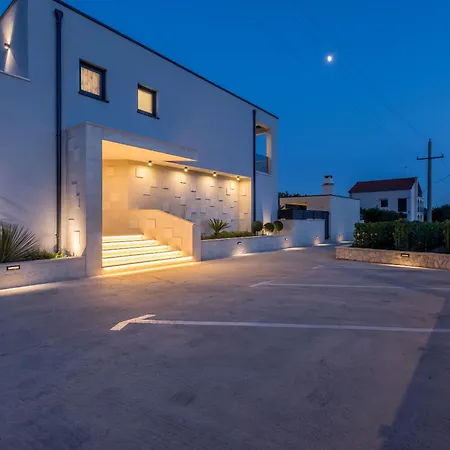 Luxury Diana With Heated Pool And Jacuzzi * Dograde