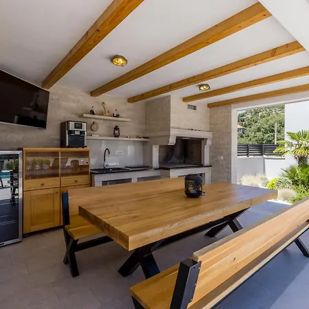 Villa Luxury Diana With Heated Pool And Jacuzzi
