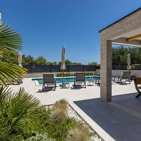 Villa Luxury Diana With Heated Pool And Jacuzzi Dograde