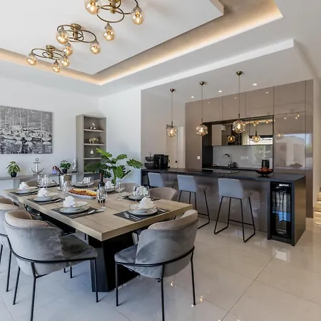 Luxury Diana With Heated Pool And Jacuzzi * Dograde