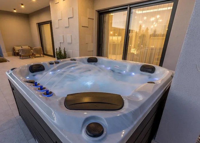 Villa Luxury Diana With Heated Pool And Jacuzzi