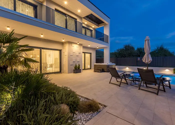 Luxury Diana With Heated Pool And Jacuzzi Villa Dograde