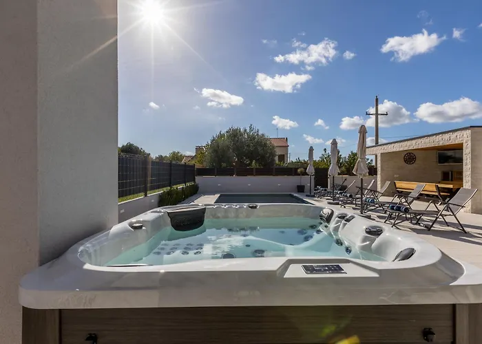 Luxury Diana With Heated Pool And Jacuzzi Dograde