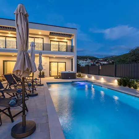 Luxury Diana With Heated Pool And Jacuzzi Villa *