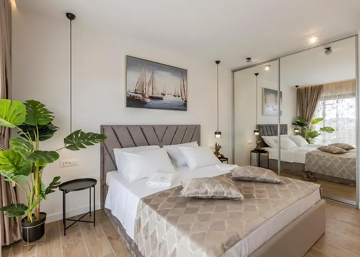 Luxury Diana With Heated Pool And Jacuzzi Villa