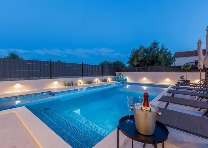 Luxury Diana With Heated Pool And Jacuzzi