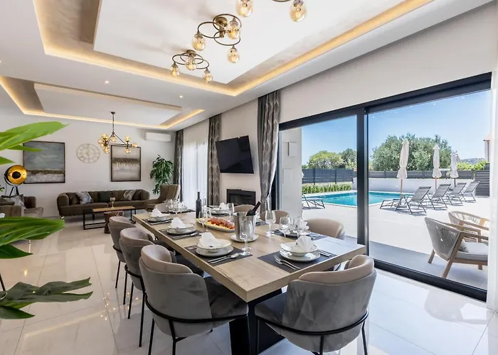 Luxury Diana With Heated Pool And Jacuzzi Villa *