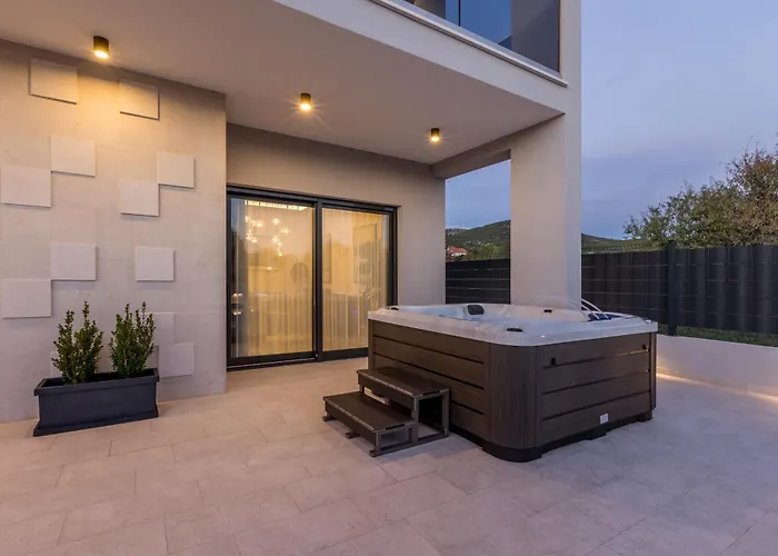 Luxury Diana With Heated Pool And Jacuzzi Villa