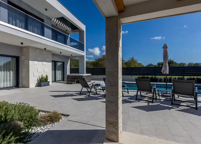 Luxury Diana With Heated Pool And Jacuzzi
