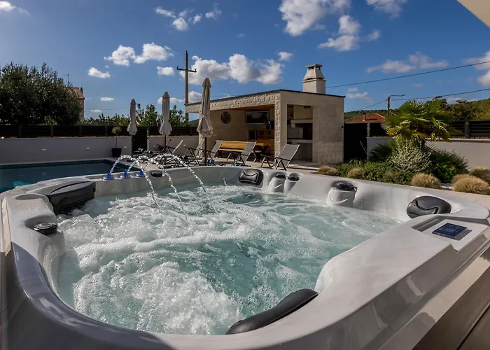 Luxury Diana With Heated Pool And Jacuzzi Dograde