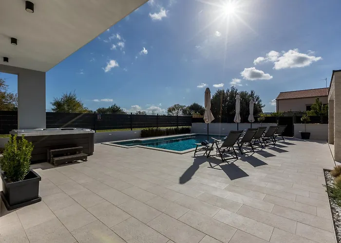Luxury Diana With Heated Pool And Jacuzzi Villa *