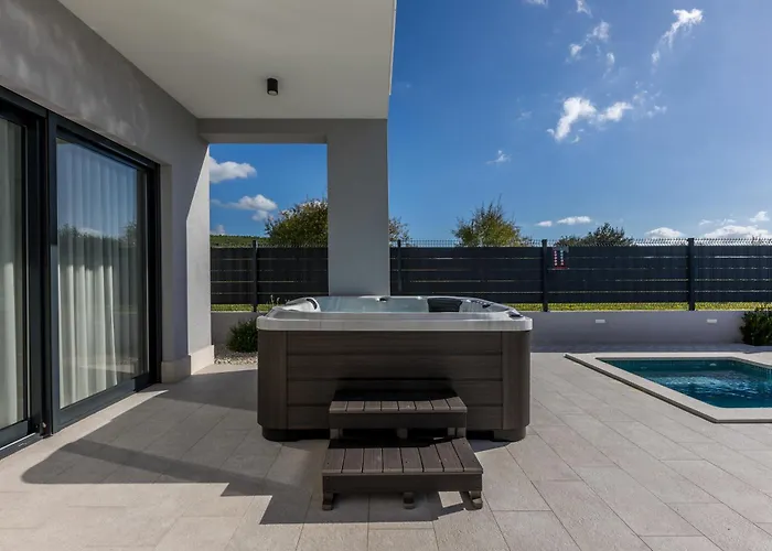 Luxury Diana With Heated Pool And Jacuzzi Villa *
