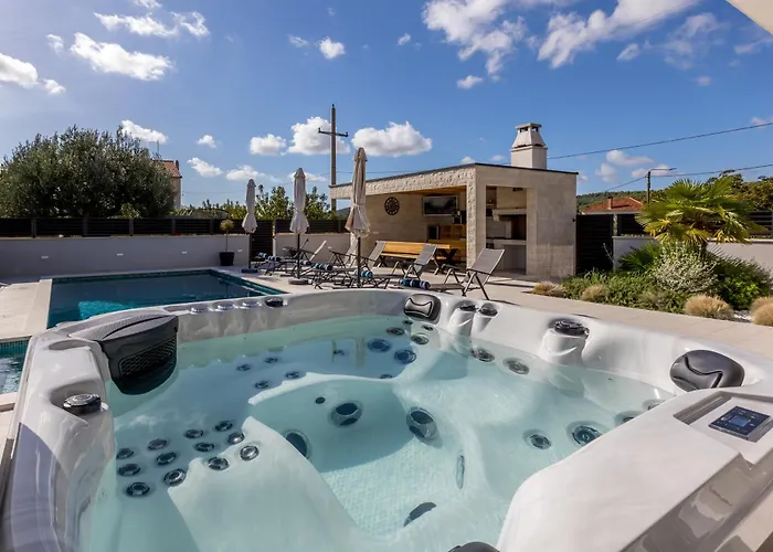 Luxury Diana With Heated Pool And Jacuzzi Villa