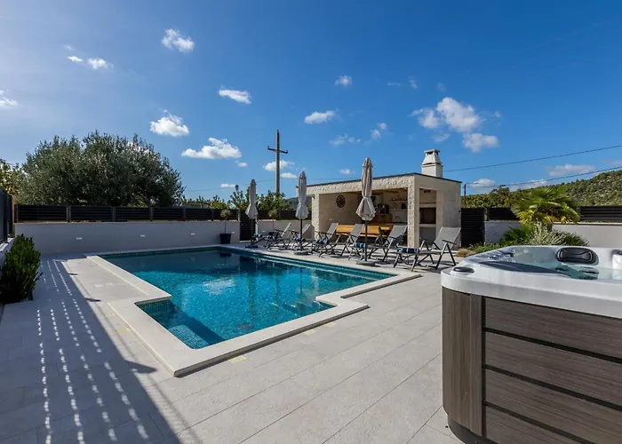 Luxury Diana With Heated Pool And Jacuzzi