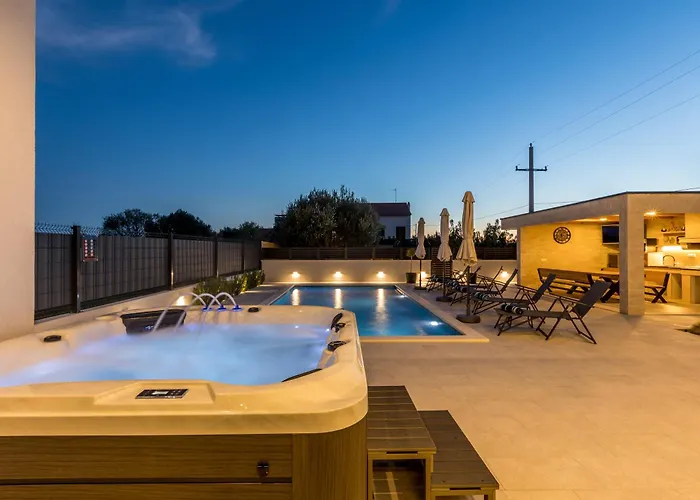 Villa Luxury Diana With Heated Pool And Jacuzzi *
