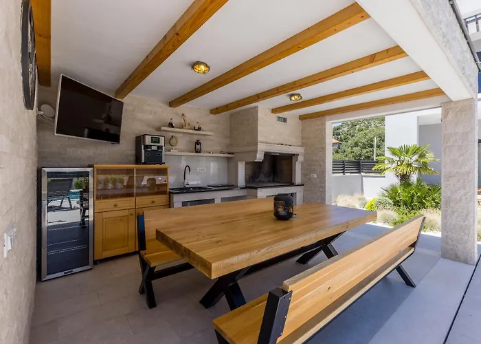 Villa Luxury Diana With Heated Pool And Jacuzzi